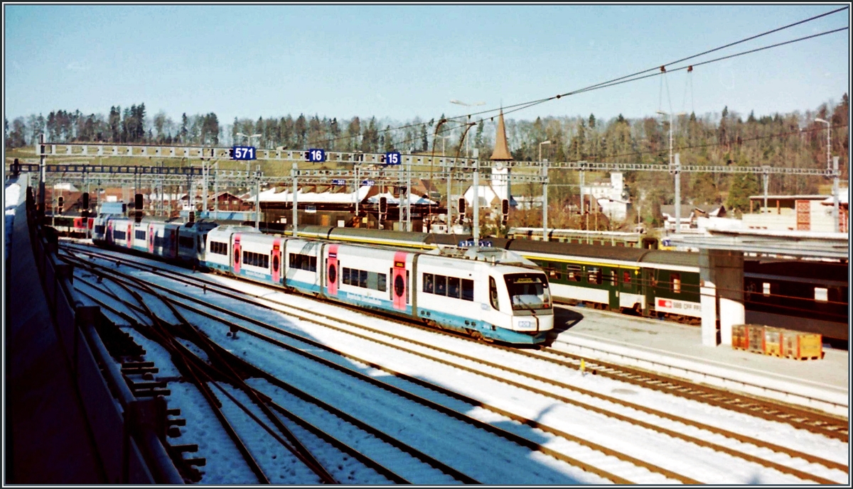 Nachdem am 26 Dez. 1999 der der Sturm  Lothar  übers Land gebraust war, hatten etliche Bahnen Fahrleitungs-Störungen. Da sich diese im Falle der SEZ-Bahn über längere Zeit hinzogen, entschloss sich die Bahn zum ungewohnten Schritt, mit denn abgestellten BOB Dieseltriebzügen der BOB (Bayrische Oberland Bahn) einen Notbetrieb anzubieten. Auf dem Bild stehen zwei BOB  Integral  in Spiez.

7. Jan. 2000