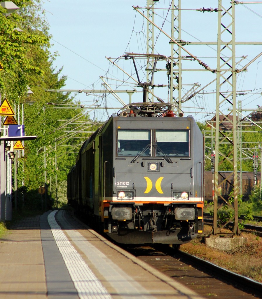 Nachdem die eigentlichen Stammloks Zurg und Fitzgerald(ES64U2) mit Sonderzügen oder für andere EVU's(Locon z.B)quer durch die Republik düsen hat Hecotrrail die Papierzüge aus Dortmund-Scharnhorst mit ihren 241ern/185ern bespannt. Hier hat die 241.012  Chewbacca (Bombardier 34956) denn meistens mit mehr als 1800t fahrenden Zug DGS 45684/685 am Haken. Schleswig 27.05.2015