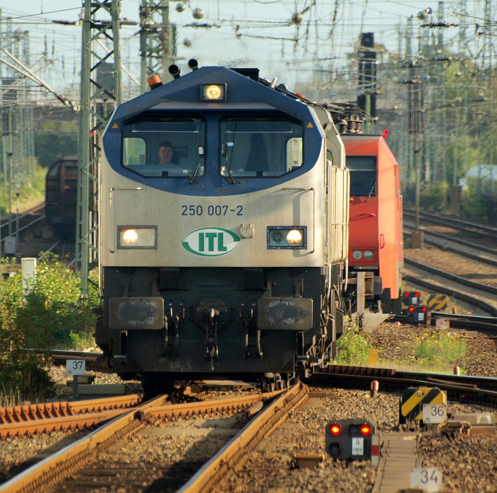 Nachdem er seine Schotterwagen im Gbf Neumünster abgestellt hatte kam der ITL BlueTiger 250 007-2 mit wohligem Brummen Richtung Bhf Neumünster gefahren. Neumünster 06.09.2011