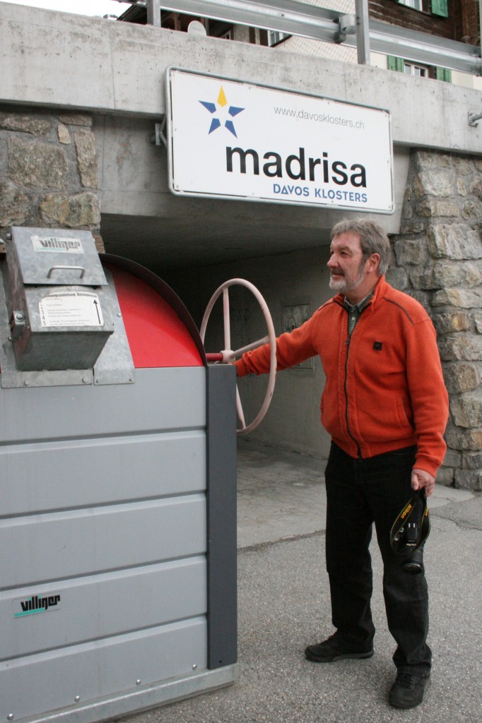 Nachdem Hans zusammen mit Peter die Lok auf der Drehscheibe in Gletsch bewegt hat, haben wir erneut etwas zum Drehen entdeckt, nämlich eine Presse für Aludosen in Klosters Dorf am Bahnhof. Von hier führt ein kurzer Fußweg direkt zur Madrisatalstation. (17.05.2014)