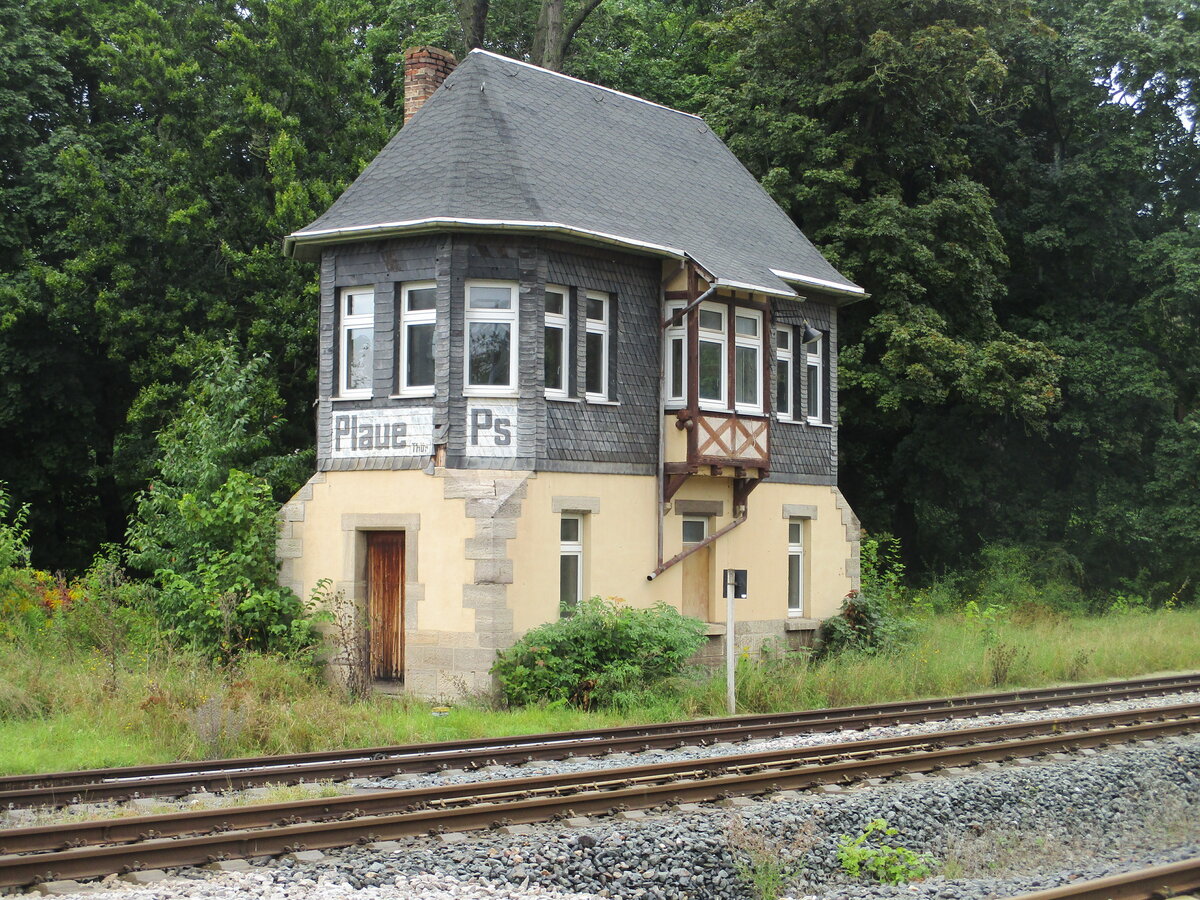 Nachdem ich mich in meiner Urlaubsunterkunft einquartiert hatte,unternahm ich schon meine erste Fototour am Nachmittag.Nachdem ich,im letzten Jahr,in Oberhof war,fuhr ich auch dieses Jahr wieder hin,doch leider hat sich in diesem Jahr nichts verändert, so das sich für mich Oberhof in diesem Jahr fotomäßig nicht lohnte.Da vom Bahnhof Oberhof der Bahnhof Plaue nicht weit entfernt ist lohnte sich der Bahnhof Plaue schon eher.Hier konnte ich das ehemalige Stellwerk Ps fotografieren.Aufgenommen am 30.August 2021.