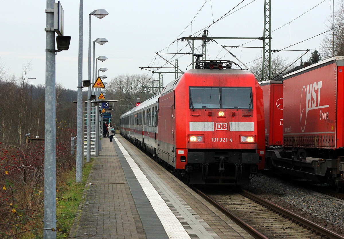 Nachdem man dem Norden nun endgültig seinen Kult IC(IC 79/2410/2417 Hanseat)genommen hat, kommt hier die neue Verbindung nach Köln in Schleswig an, DB 101 021-4 mit dem IC 2197(Flensburg-Köln)kurz vor dem Halt in Schleswig. 20.12.2015