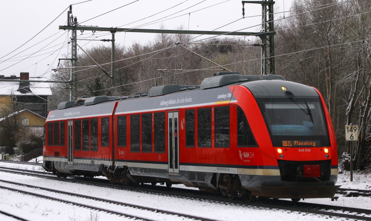 Nachdem nun feststeht das die DB Regio Kiel u.a die Strecke Kiel > Husum > Kiel abgeben muss wurden die 648.3 einer Intressengemeinschaft zugeschrieben die die Triebwagen einsetzt sollte es Lieferprobleme und betriebliche Schwierigkeiten mit den neuen Flirt Akku-Triebwagen geben. Damit man sie unterscheiden kann wurden die LINT mit dunkelblauen Zierstreifen versehen ebenso tragen die LINT kein DB  Keks  mehr. Hier verlässt der 648 338/838  Lauenburg/Elbe  als RE 74 Jübek Richtung Husum. 31.03.2022