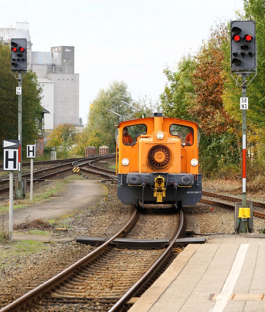 Nachdem sie eine Wagen des HKX in die Abstellung Husum-Nord gebracht hatte kam die 335 106-1 gemütlich zurück gedieselt. Husum 19.10.2013