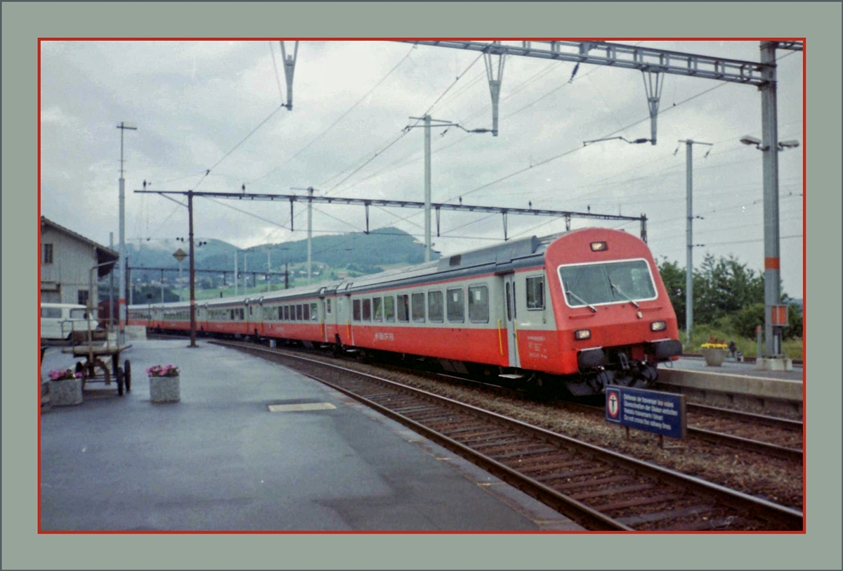 Nachdem die Städteschnellzüge  Swiss Express  von der Paradestrecke Romanshorn - Genève abgezogen wurden, verkehrten sie in geänderter Formation (gekürzt, ohne Speisewagen, dafür mit Steuerwagen auf der Strecke Genève - Bern - Langnau - Luzern.
Zumindest bis zum Fahrplanwechsel verbleiben zwischenzeitlich von der BLS übernommenen EWIII
als RE auf der Strecke  Bern Langnau - Luzern. 
Hier im September 1992 hält ein IR nach Luzern in Palézieux. 
(Gescanntes Foto)