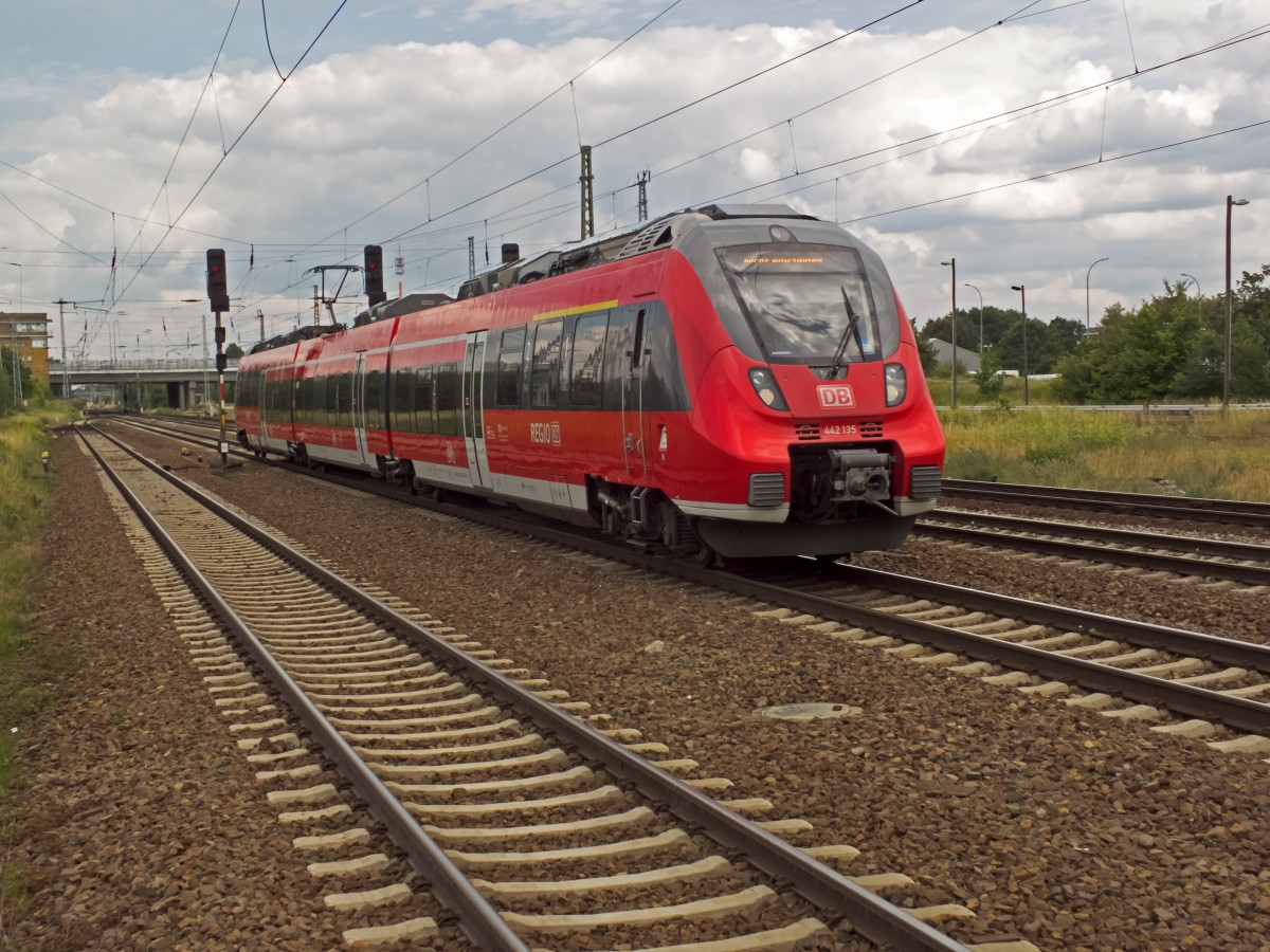 Nachmittags werden die Fahrten der RE-Linie 7, die normalerweise mit solo fahrenden 442-Fünfteilern bedient wird, zwischen Schönefeld und Bad Belzig um einen weiteren Dreiteiler verstärkt. AM 27.06.14 war 442 135 für eine derartige Leistung eingeteilt und fährt hier gerade zur Bereitstellung durch den Bahnhof Schönefeld.