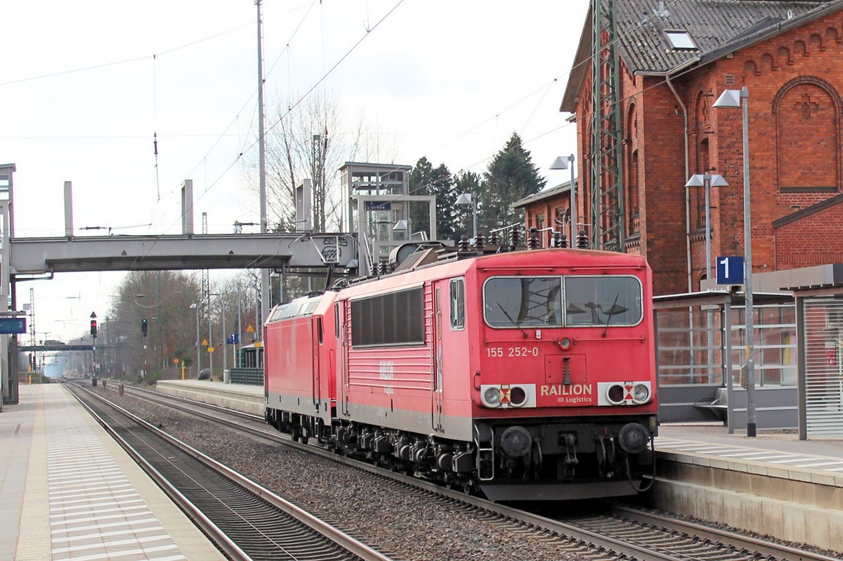 Nachschuss! 185 293-8 kommt von Rostock - Seehafen und hat 155 252-0 im Schlepp, die nach Köln-Kalk zur Firma Bender überführt wird (die Stromabnehmer fehlen schon). Tostedt den 27.02.2016