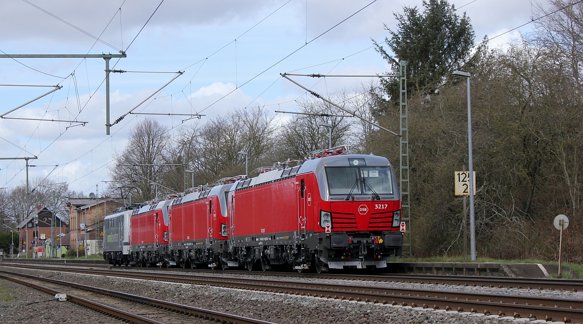 Nachschuss auf 111 029 und DSB EB 3215 3216 und 3217. Owschlag 10.04.2021