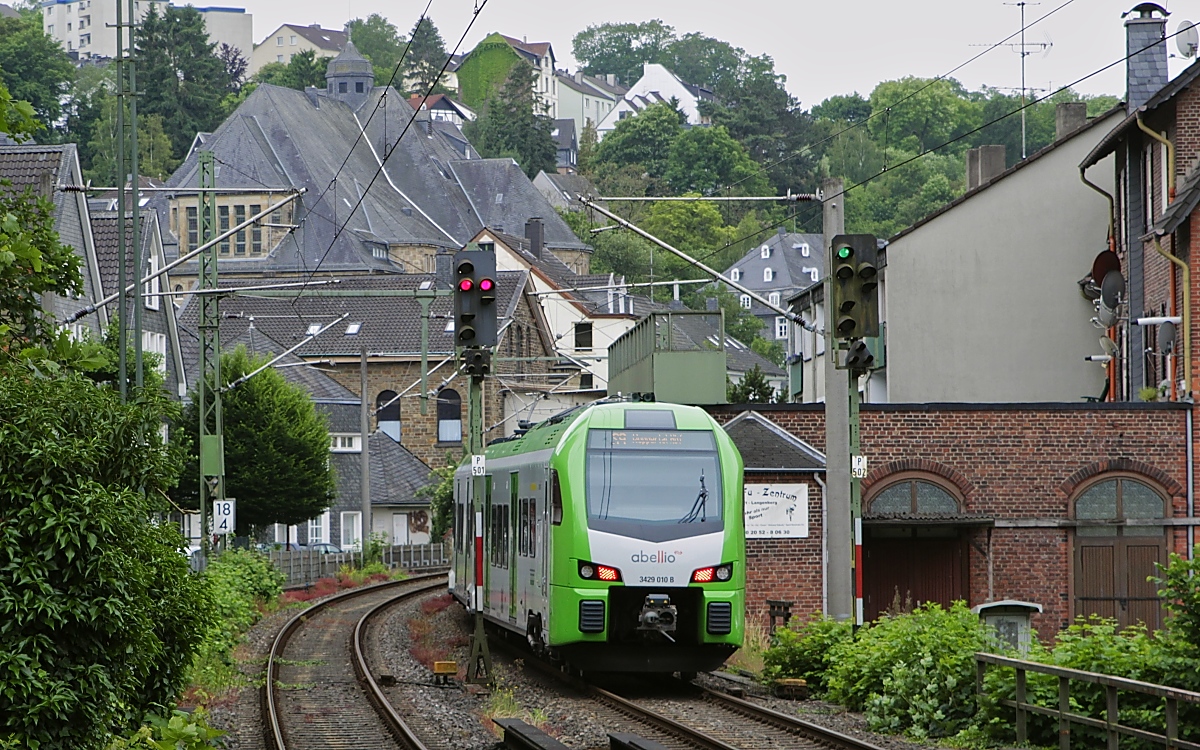 Nachschuss auf 3429 010, der am 22.06.2021 gerade den Bahnhof Langenberg verlassen hat