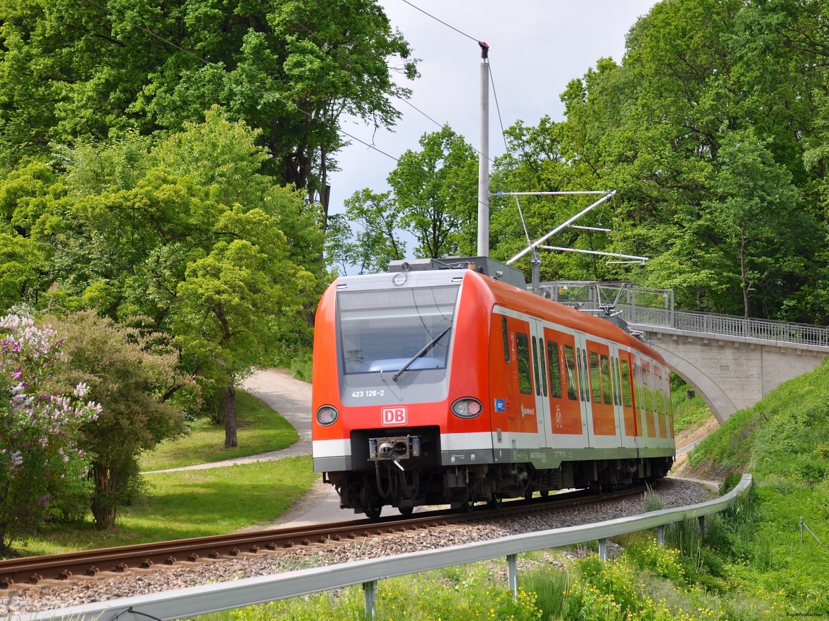 Nachschuss auf 423 126-2 als S 2 (S-Bahn München), die unter der Wallfahrerbrücke am Petersberg bei Erdweg hindurchsaust in Richtung Altomünster, am 17.05.2015.