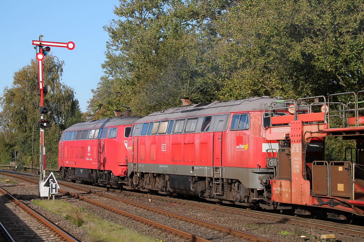 Nachschuß auf die beiden Dieselloks bei der Ausfanrt des Autozuges aus Niebüll nach Westerland/Sylt. Gut sichtbar sind die  bwegt  Bäbber - auf deutsch Aufkleber - auf der 218 491.