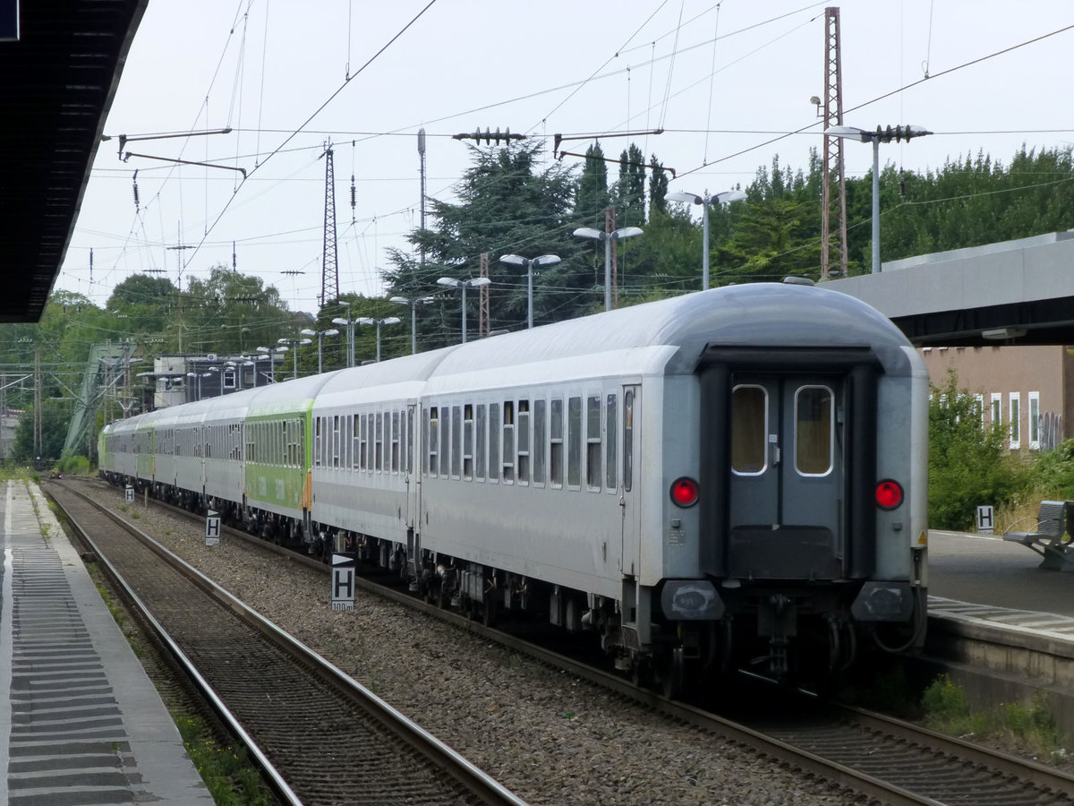 Nachschuss auf den Flixtrain, der am 5.8.19 am Ausfahrsignal in Oberbarmen etwa eine Viertelstunde auf die Weiterfahrt warten muss. Zu diesem Zeitpunkt ist der aus Berlin kommende Zug schon mehrere Stunden verspätet.