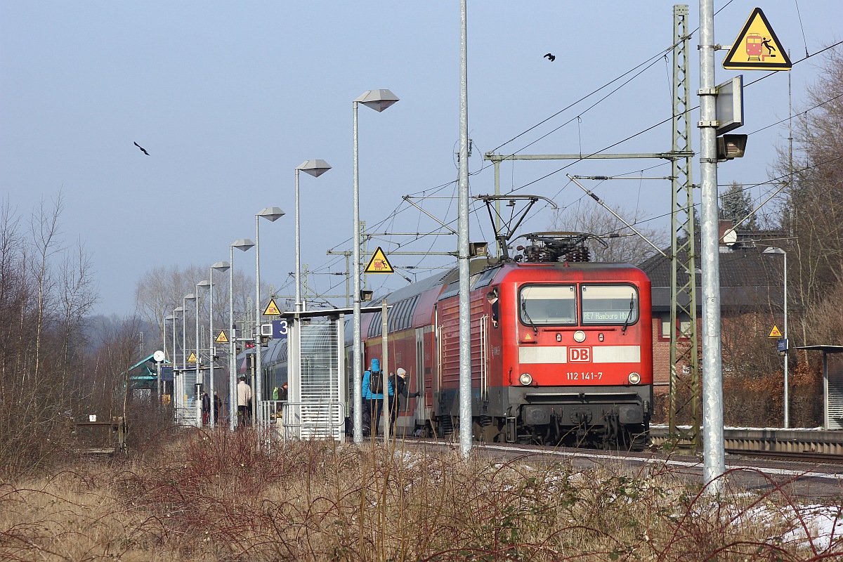 NAH.SH 6112 141-7 mit dem RE7 nach Hamburg neben dem bahnsteig. Schleswig 13.02.2017