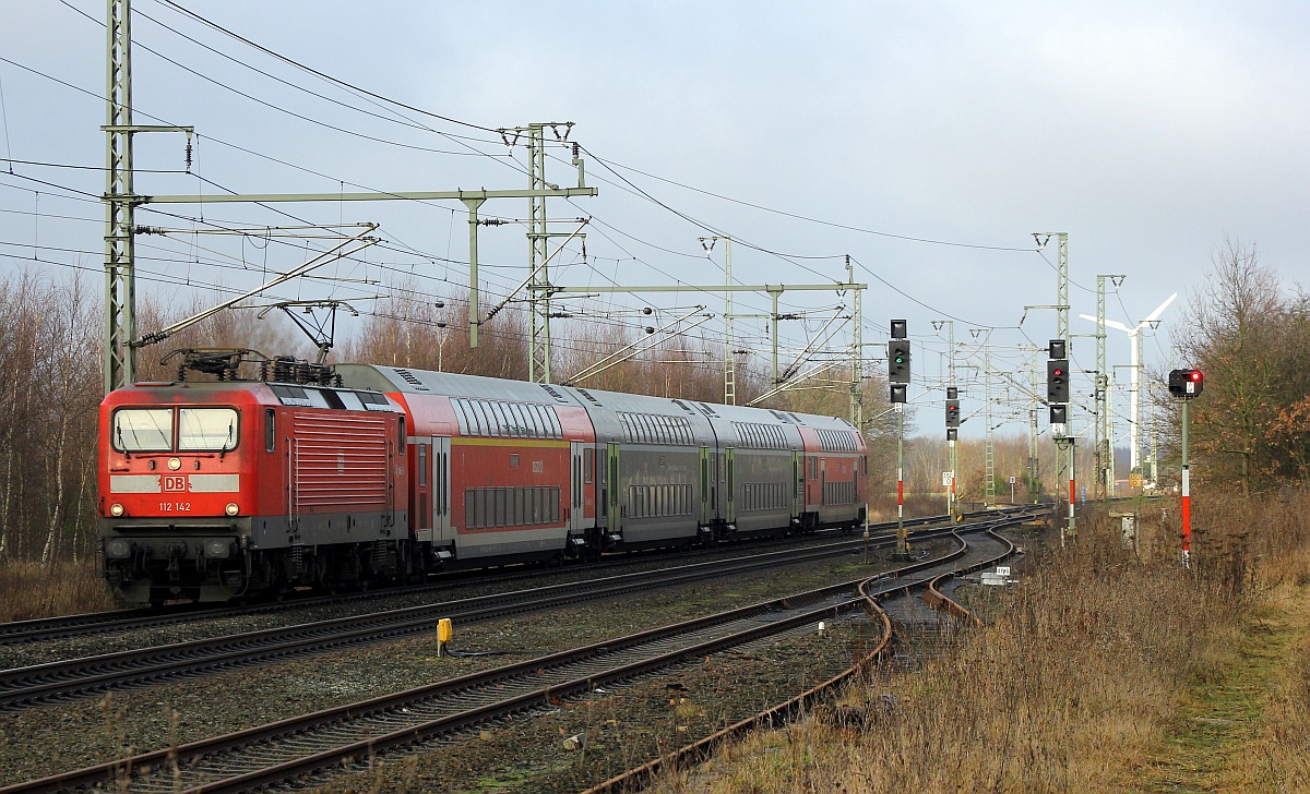 NAH.SH 6112 142 als Zuglok des RE7 nach Hamburg hat hier Einfahrt in Jübek. 18.12.2016