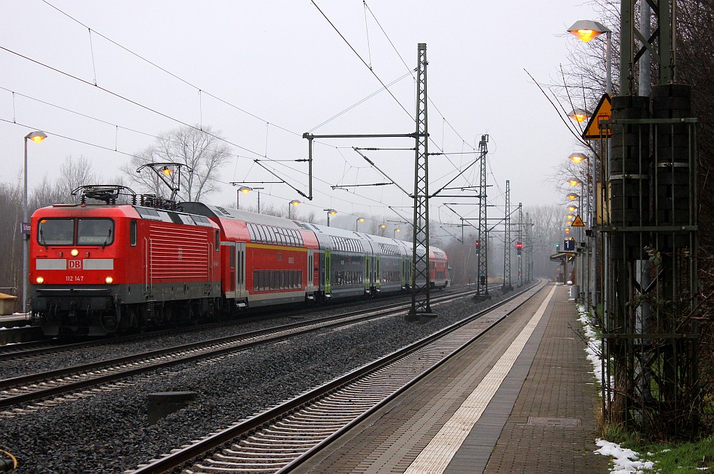 NAH.SH 6112 147 mit dem 5 Wagen Dostos RE7/21075 der drei der neuen DBpza 783.0 enthielt die so hofft man in 2 Jahren mit den entsprechenden angetriebenen Steuerwagen(Twindexx)unterwegs sein werden. Schleswig 10.01.16 (02000)