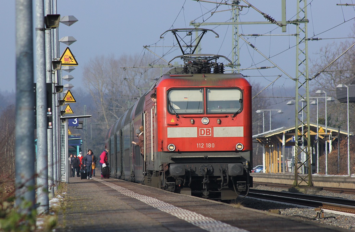 NAH.SH 6112 180(-5) mit dem RE7 nach Hamburg kurz vor der Abfahrt aus Schleswig. 13.02.2017