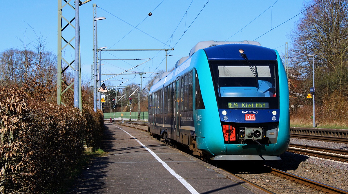 NAH.SH 648 107/607 im neuen Farbkleid. als RE74 nach Kiel. Owschlag 07.03.2022