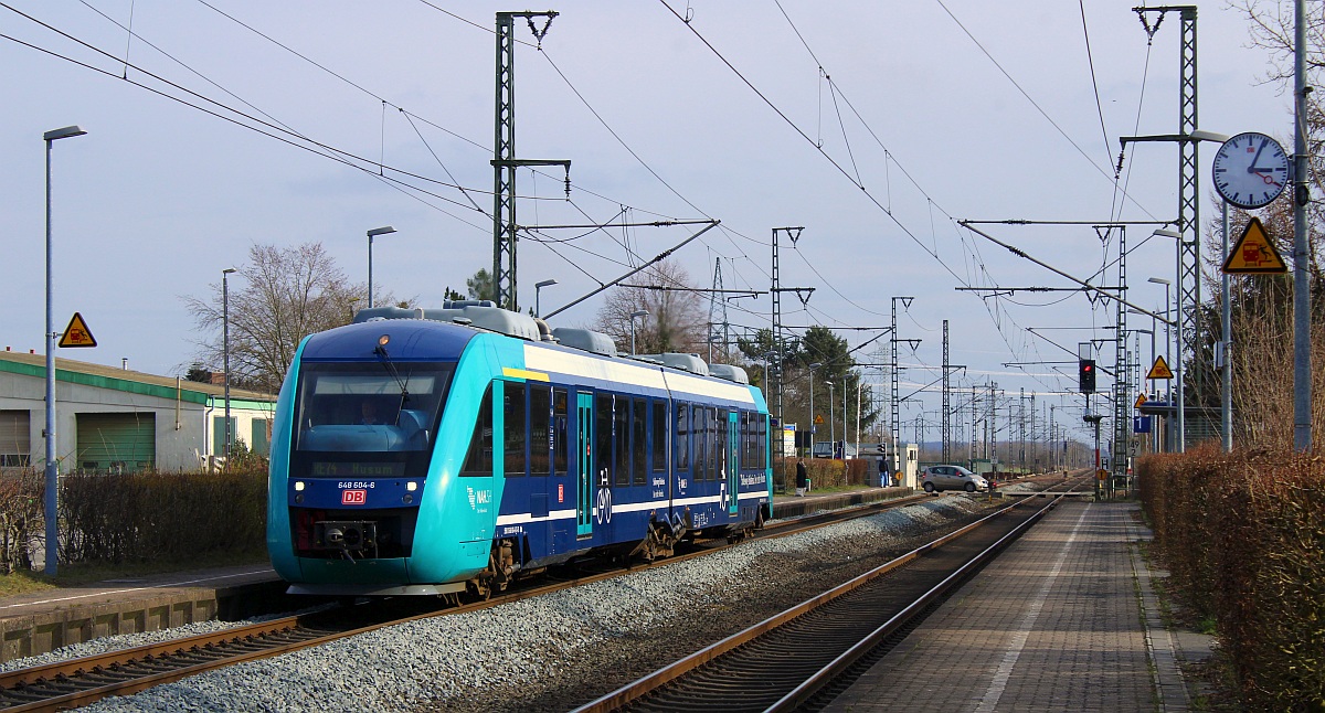 NAH.SH/DB 648 104-7/604-6 als RE 74 nach Husum verlässt hier Jübek. 15.03.2022