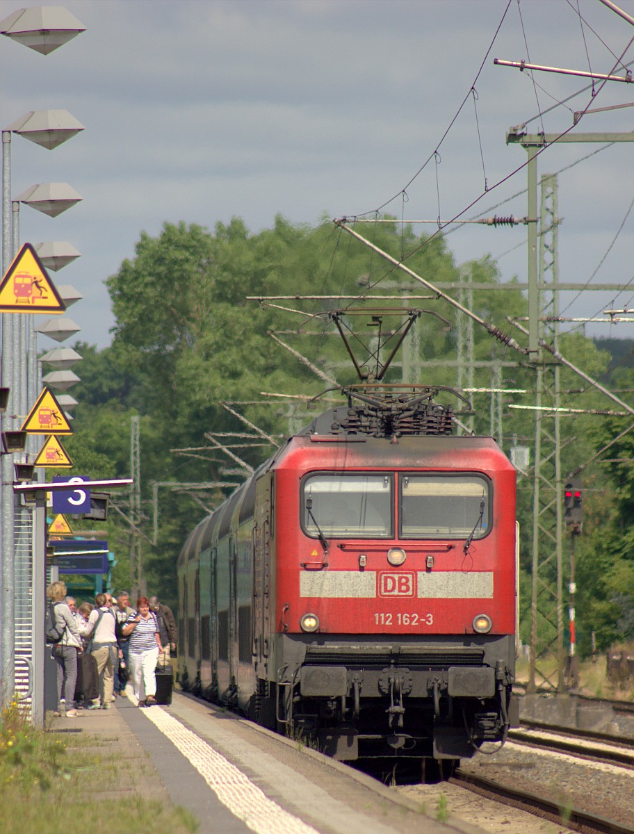 NAH.SH/DB Regio Kiel 112 162-3 mit dem RE 7 nach Hamburg verlässt hier gerade Schleswig. 21.06.2017