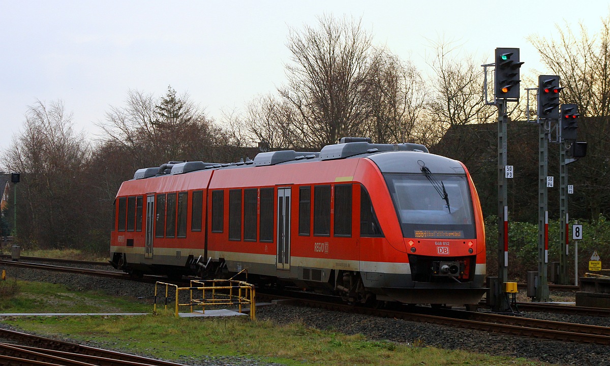 NAH.SH/DB Regio Lint 41 0648 352/852 verlässt hier als RB 64 nach St.Peter-Ording den Bahnhof Husum. 06.12.2015