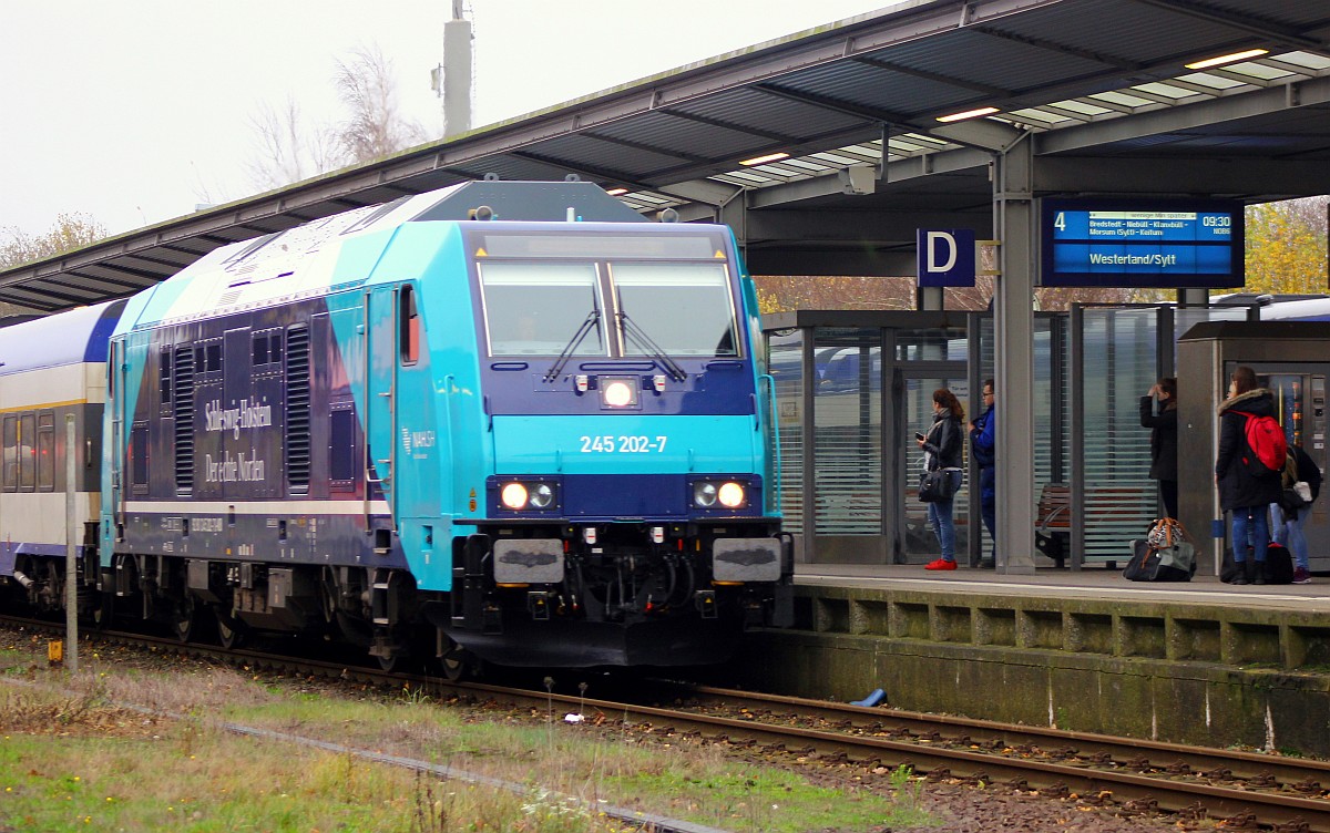 NAH.SH/Paribus/NOB 245 202-7 mit der NOB nach Westerland hat hier Einfahrt in Husum. 11.11.2015