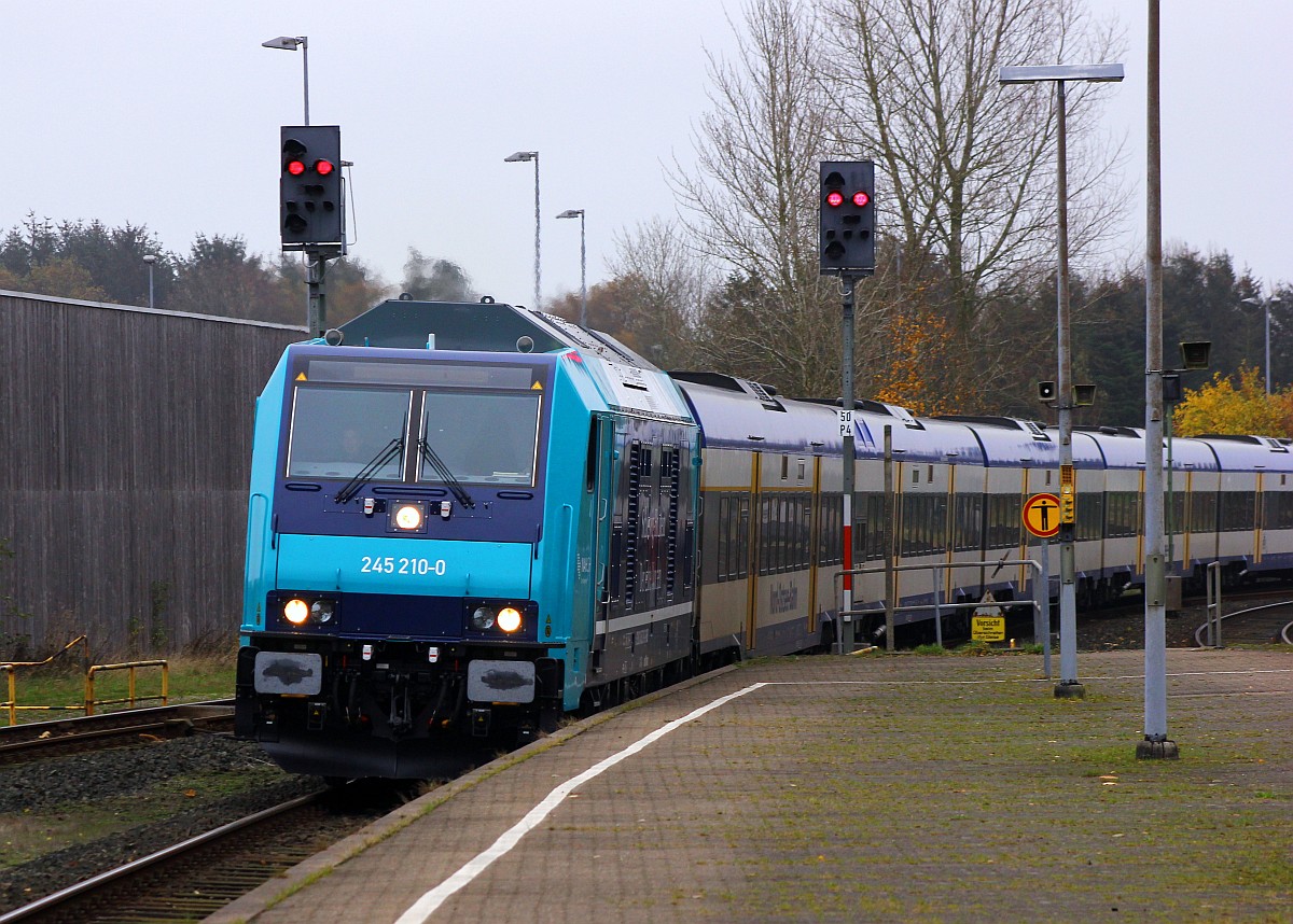 NAH.SH/Paribus/NRail 245 210-0 mit der NOB aus Hamburg kommend hat hier Einfahrt in Husum, Fahrziel ist Westerland auf Sylt. 11.11.2015