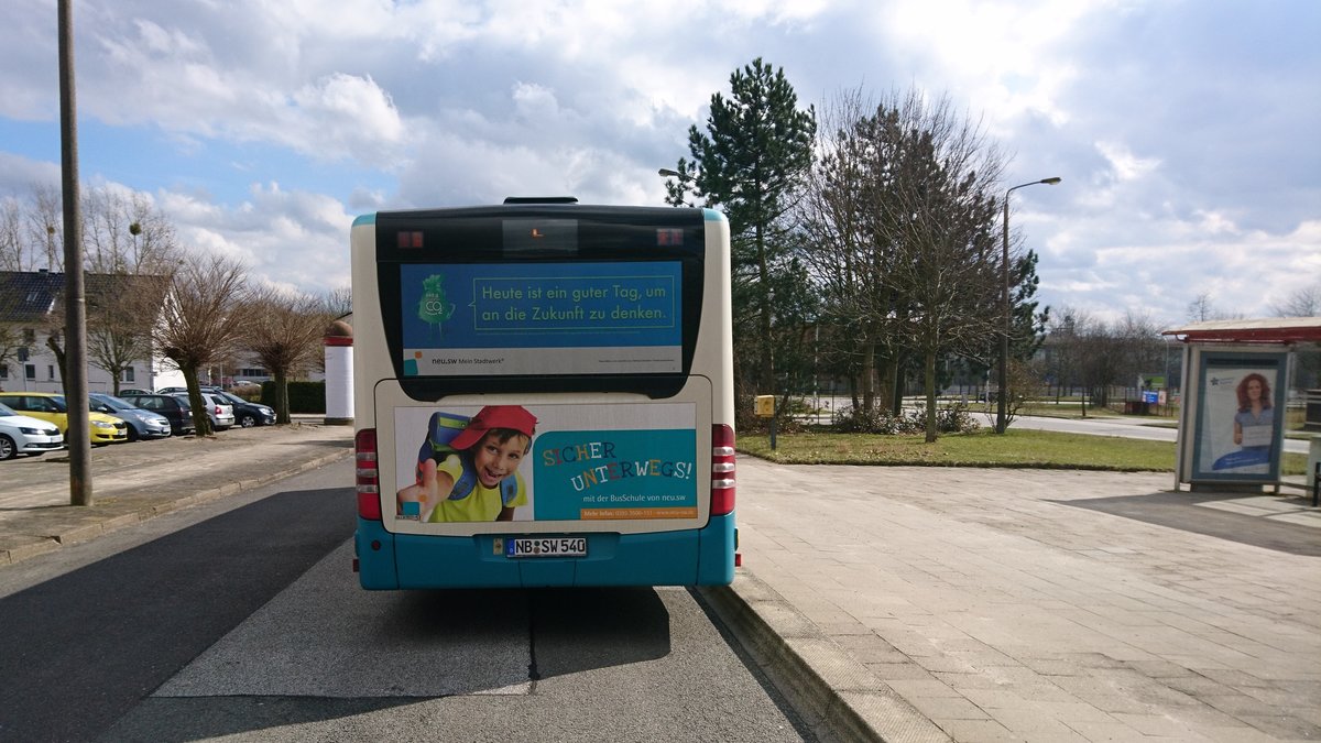 .....NB SW 540 der Stadtwerke Neubrandenburg auf der Linie 5 im April 2018 
mit der Werbung fr die Busschule der Verkehrsbetriebe und der Kampagne CO2 zu sparen 