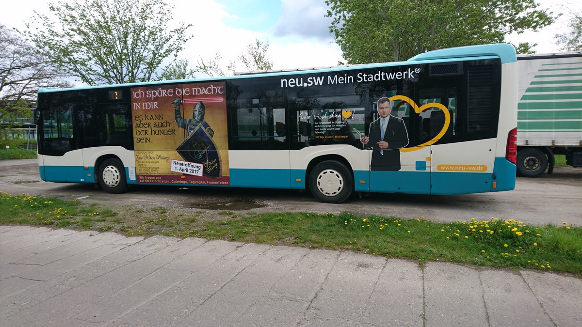 ...NB SW 545 der Stadtwerke Neubrandenburg am Chausseehaus auf der Linie 1 dieser C2 mit aktuellen Traffic Board  (Mai 2017)