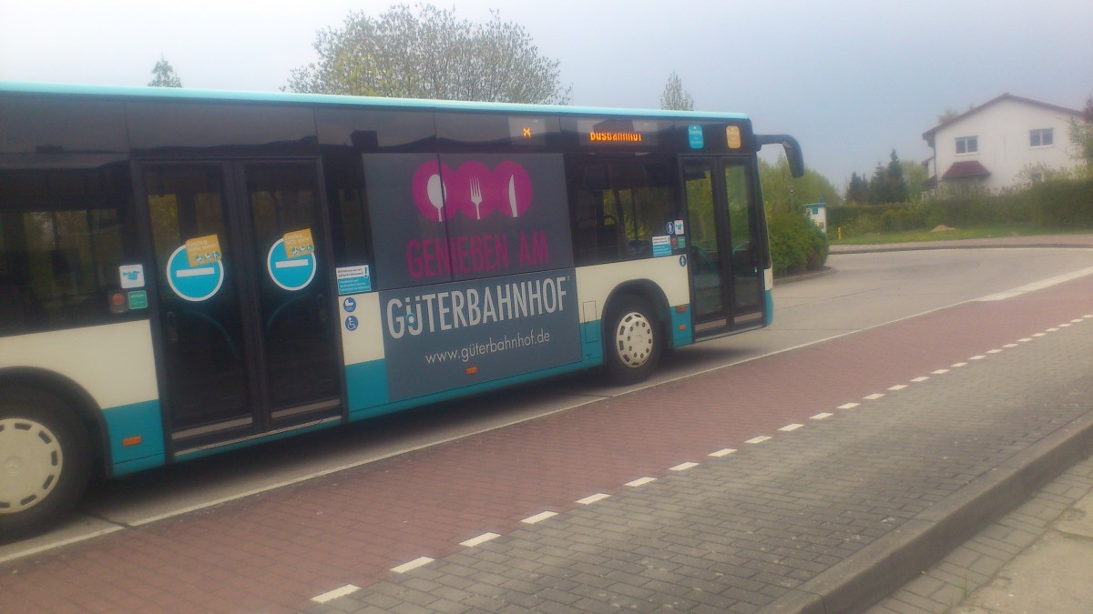 ....NB SW 582 hier mal noch die rechte Fahrzeugseite des Citaro mit seiner Werbung fr den Gterbahnhof in Neubrandenburg wo fr das genieen in den Lokalen geworben wird 