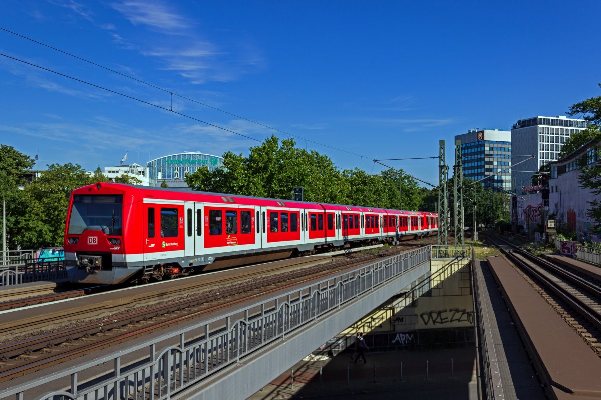 Neben den alten Triebzgen der Baureihe 472 hatten sich am 05.08.2020 auch schon einige 474 auf die Linie S11 gemischt. Diese Garnitur mit 474 028 am Zugschluss ist in Hamburg-Dammtor auf dem Weg in Richtung Poppenbttel.