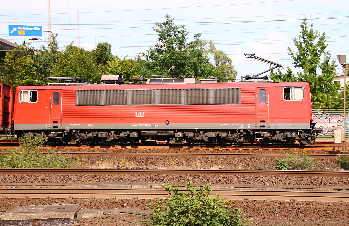 Neben der Baureihe 151 ein weiterer sechsachsiger Dino der so langsam zur aussterbenden Rasse gehört...DB 155 060-7(Unt/BCS X/05.05.12)bedingt durch mehrere Fotografen mal als  Breitseite  festgehalten. HH-Harburg 06.08.2014