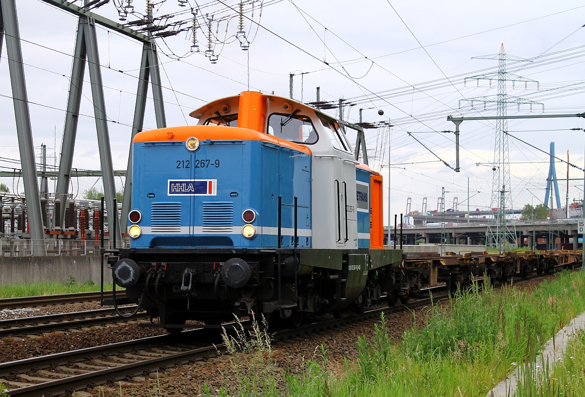 Neben den blauen Loks der EGP setzt die ALS 212 267-9(ex NBE) die nun auch für HHLA/Metrans im Einsatz ist farblich ein kleinen Lichtblick im sonst tristen  roten  Alltag. Hier rangiert sie einen langen Tragwagenleerzug in den Hafen. HH-Waltershof 16.06.2015