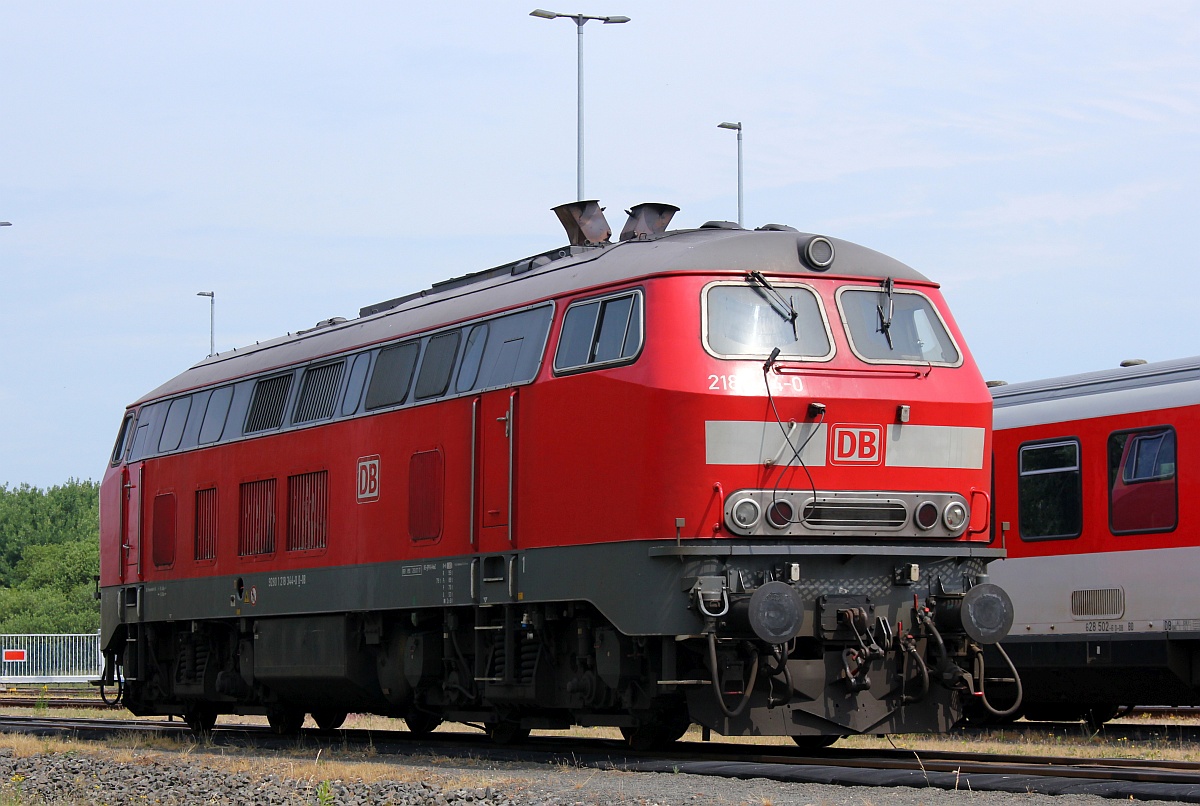 Neben einer Bombertraxxe war sie die einzig sichtbare Lok im Bw Niebüll...218 344-0(REV/HB X/26.07.17) 