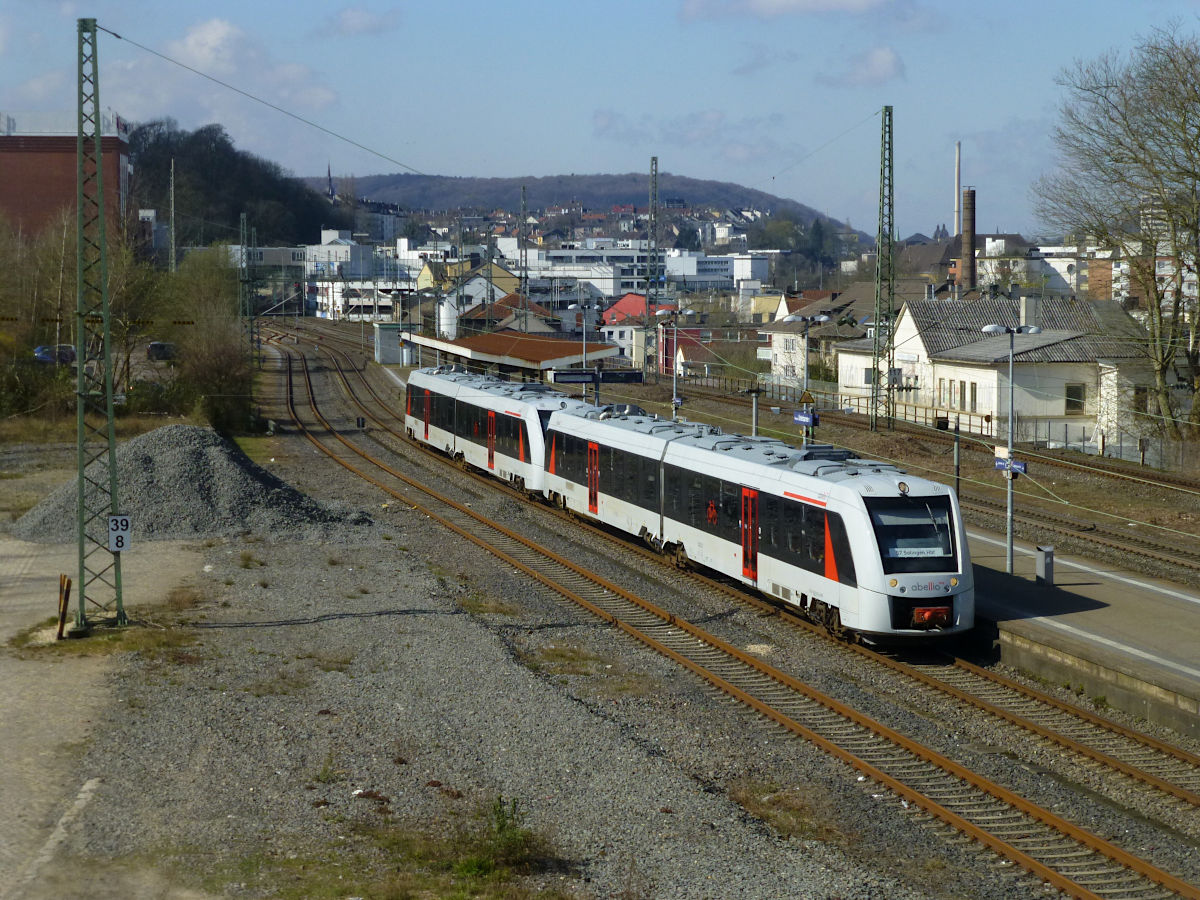 Neben dem ausgedünnten Fahrplan wurden Ende März und im April 2020 einige Linien mit mehr Fahrzeugen gefahren, um ausreichenden Abstand zwischen den wenigen Fahrgästen zu ermöglichen. Auch die Linie S7, sonst alle 20 Minuten mit einem LINT verkehrend, wurde während dieser Zeit zur stündlichen Doppeltraktion. 30.3.2020, W-Unterbarmen.