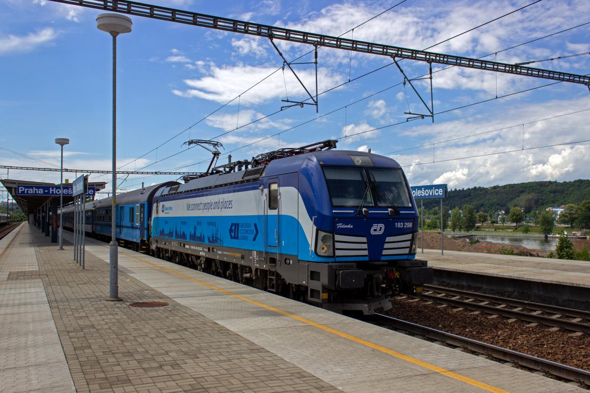 Neben den internationalen Zgen in Richtung Deutschland setzt die ČD ihre Vectron-Lokomotiven auch innertschechisch ein, im Fahrplanjahr 2019 vor allem zwischen Prag und Děčn. Mit einem derartigen Rychlk erreicht 193 298  Fidorka  Praha-Holeovice.