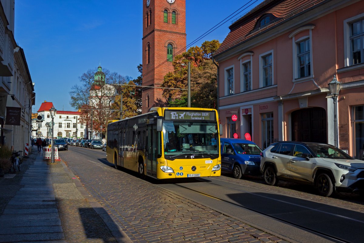 Neben vielen Straenbahnen verirrt sich ab und an auch ein Bus in die Kpenicker Altstadt. Wagen 1082 war am 30.10.21 als 164 auf dem Weg zum Flughafen BER.