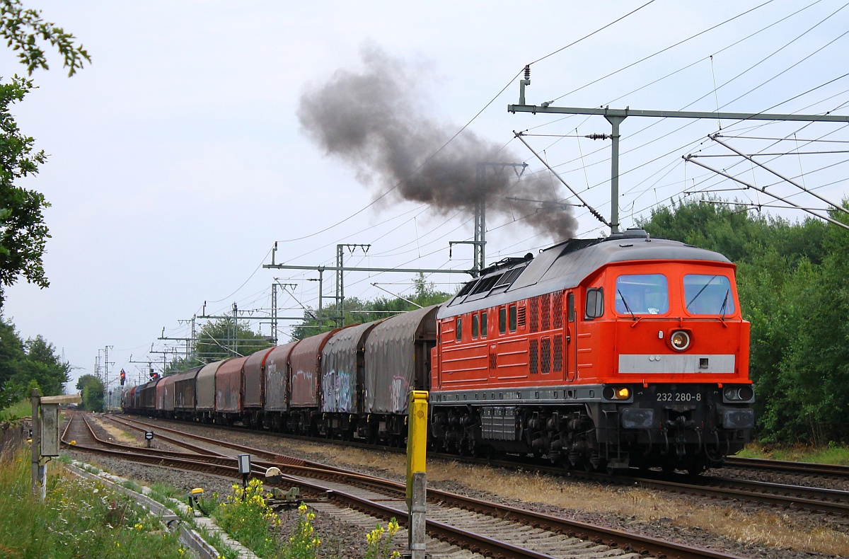 Nein, keine Mini-Dampflok im Norden...DB 232 280-8 kurz nachdem ihr Motor gestartet wurde...Jübek 13.07.2015