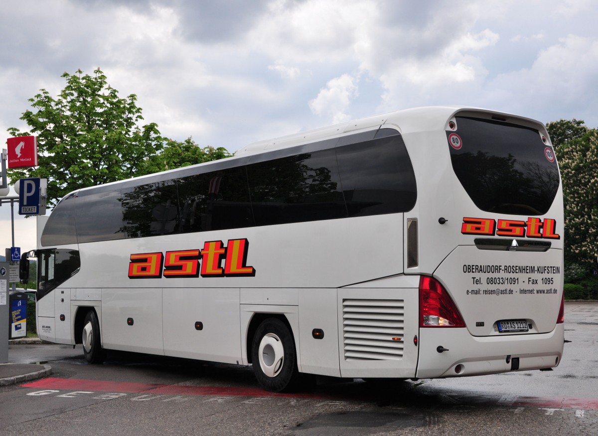 Neoplan Cityliner von ASTL Reisen aus der BRD am 9.5.2015 in Krems.