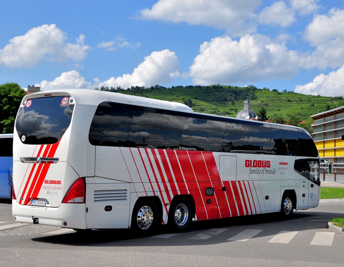 NEOPLAN CITYLINER von Global Travel Hungary am 4.7.2013 in Krems an der Donau angekommen.