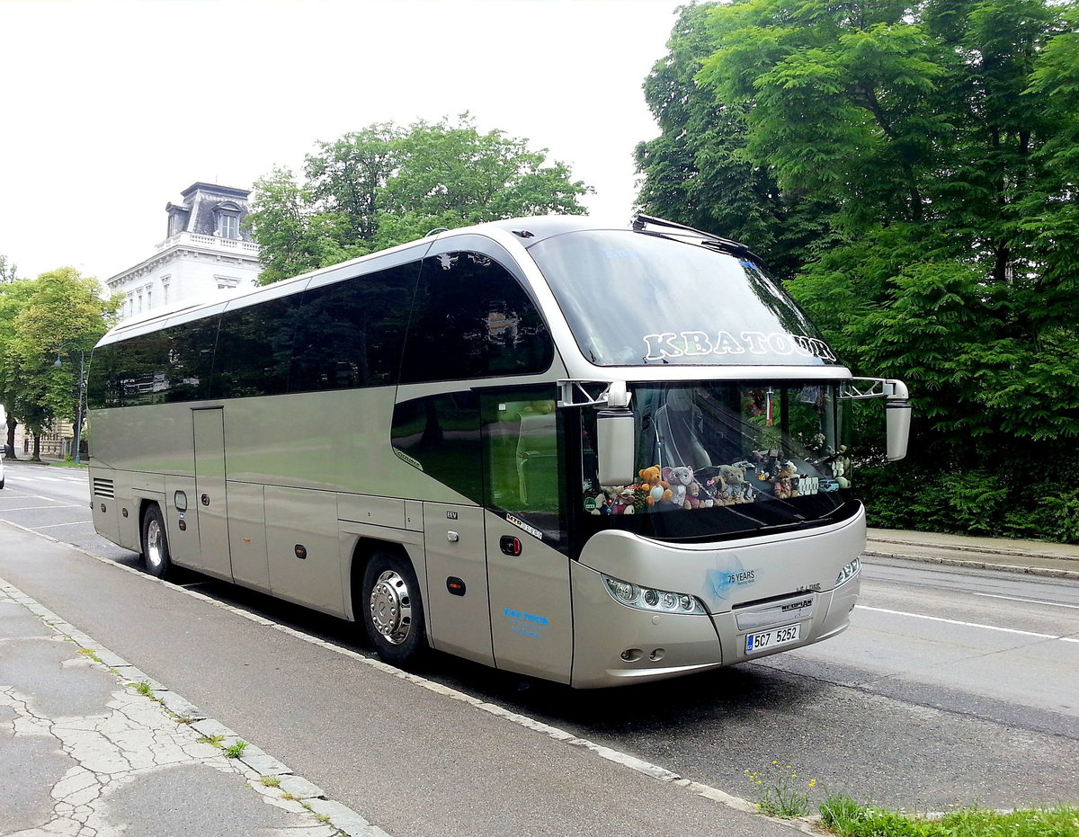 Neoplan Cityliner von K.B.A. Tours aus der CZ in Krems gesehen.