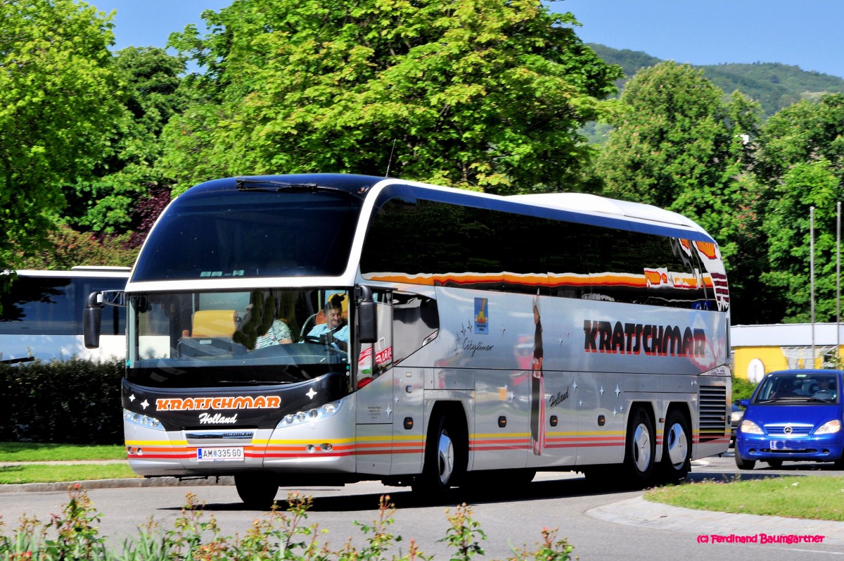 Neoplan Cityliner von Kratschmar aus �sterreich am 20.Mai 2014 in Krems unterwegs.