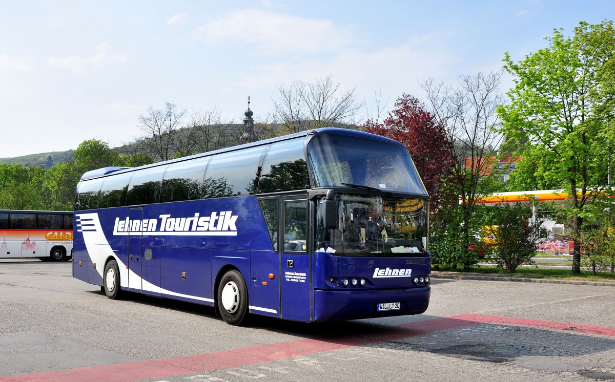 Neoplan Cityliner von der Lehnen Touristik aus der BRD am 23.4.2015 in Krems.