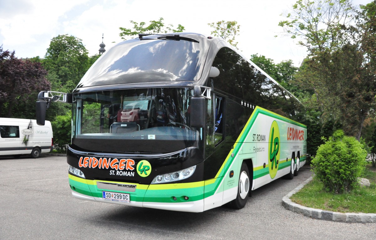 Neoplan Cityliner von Leidinger Reisen aus �sterreich im Mai 2015 in Krems gesehen.