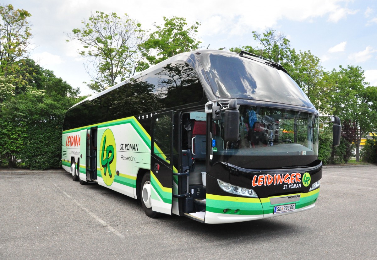 Neoplan Cityliner von Leidinger Reisen aus �sterreich im Mai 2015 in Krems gesehen.
