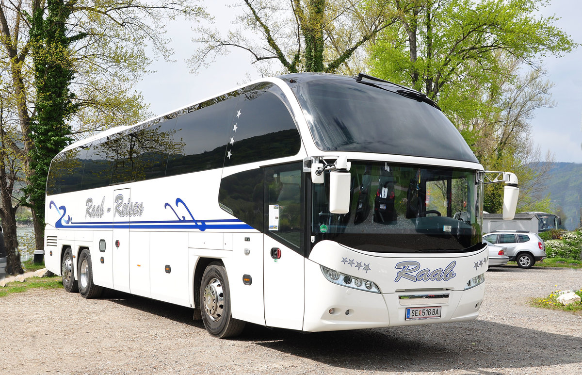 Neoplan Cityliner von Raab Reisen aus sterreich in Drnstein/Wachau/Niedersterreich gesehen.