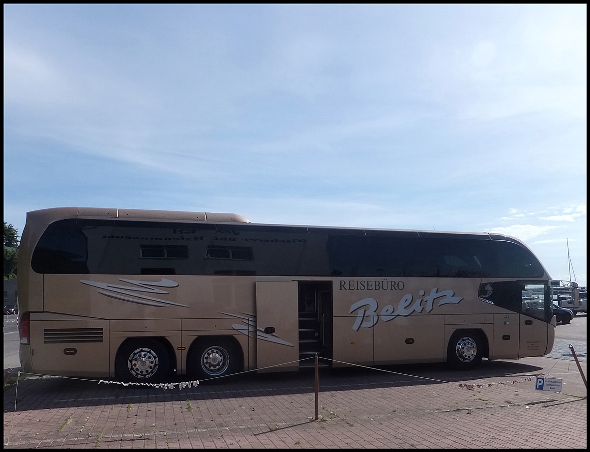 Neoplan Cityliner vom Reiseb�ro Belitz aus Deutschland im Stadthafen Sassnitz.
