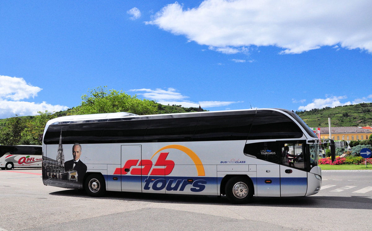 Neoplan Cityliner von SAB Tours aus Linz/Obersterreich in Krems gesehen.