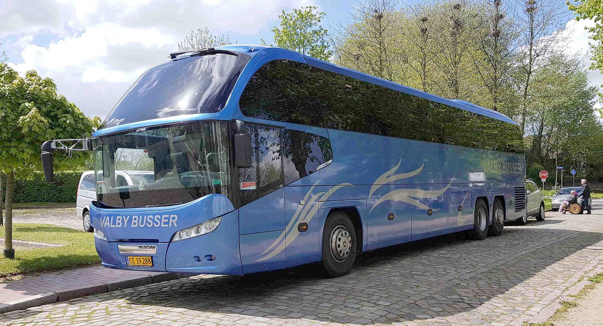 Neoplan Cityliner von VALBY BUSSER aus Dnemark steht im Mai 2019 in Friedrichstadt