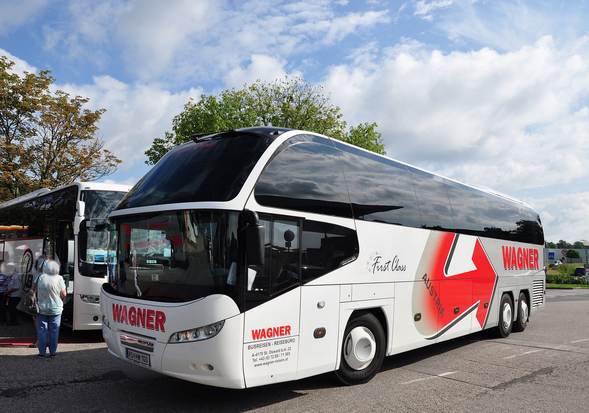 Neoplan Cityliner von Wagner Reisen-Reisebro aus Obersterreich in Krems gesehen.