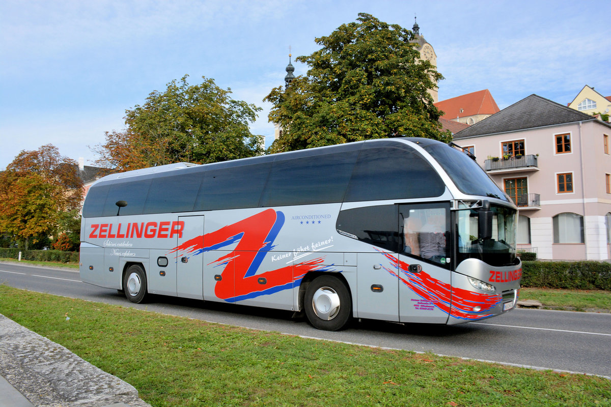 Neoplan Cityliner von Zellinger Reisen aus �sterreich in Krems unterwegs.